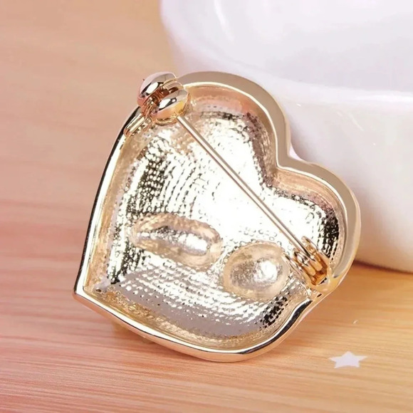 VQ Baby in Heart Shape Brooch - Picture 2 of 7